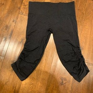 lululemon dark gray capri leggings